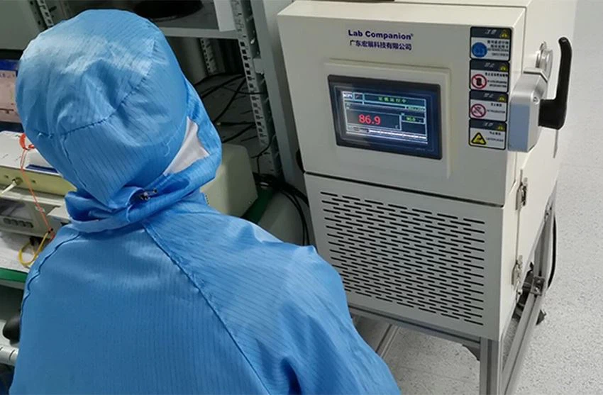 The worker is conducting a high temperature test of the module The worker is conducting a high temperature test of the module